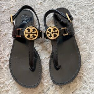 Tory Burch Cassia Flat Thong in Black and Gold